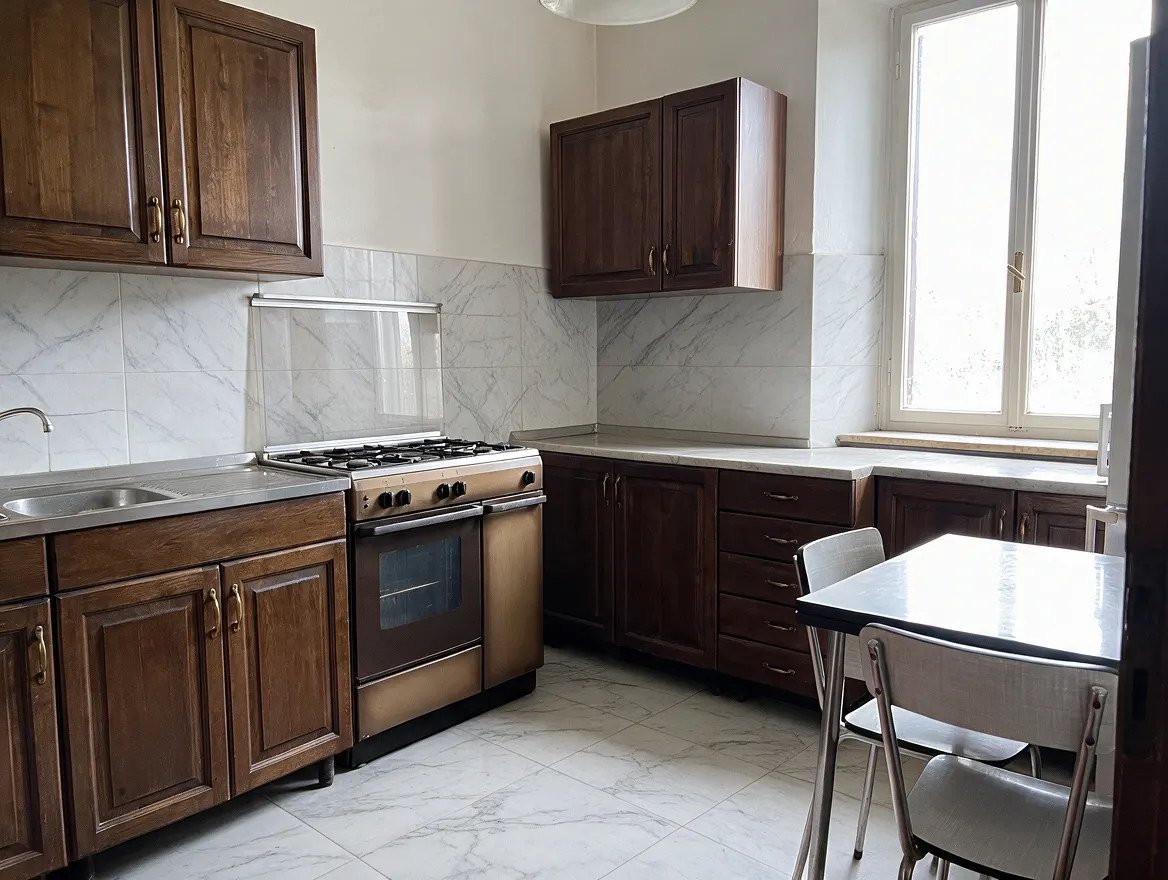 La stessa cucina con gres effetto calacatta a parete e pavimento