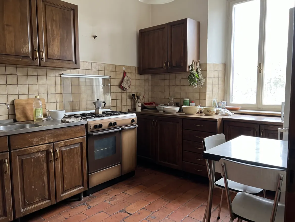 Cucina datata con piastrelle 10×10 beige e pavimento in cotto consumato